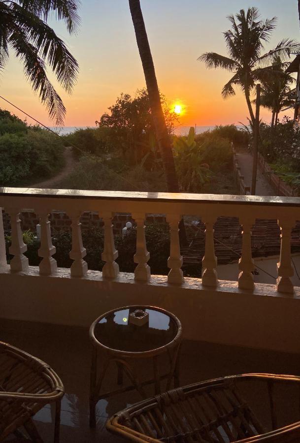 Shanu'S Seaside Inn - A Family-Run Guesthouse Just 100 Metres From Candolim Beach エクステリア 写真